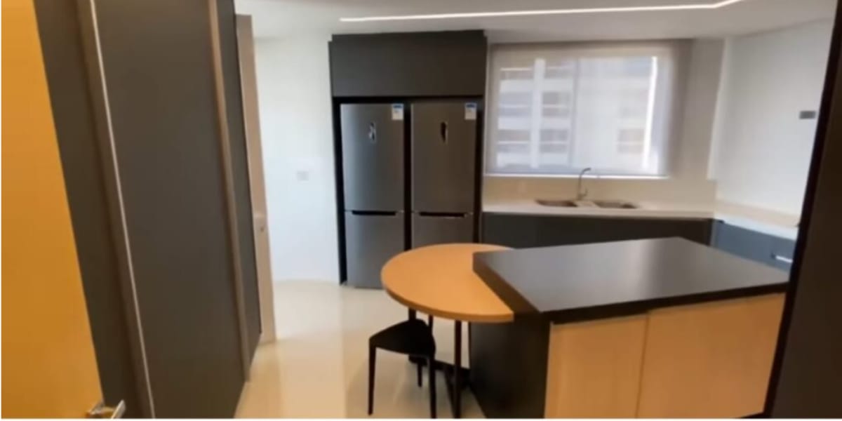 Geladeira com porta dupla e muita modernidade na cozinha (Reprodução: Youtube)