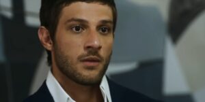 Ari não perde por esperar na novela Travessia (Foto: Reprodução/Globo)