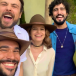 Matteus Cardoso ao lado de Serio Guizé, Débora Bloch, Renato Góes e Isadora Cruz, da Novela da Globo Mar do Sertão (Foto: Reprodução, Instagram)