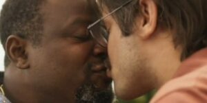 Eudoro (Érico Brás) e Casimiro (Lukete) deram beijo gay em "Mar do Sertão" (Foto: Reprodução/TV Globo)