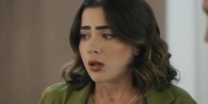 Chiara usando roupa verde em cena da novela Travessia