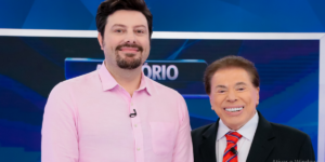 O apresentador ao lado de Silvio Santos (Foto: SBT)