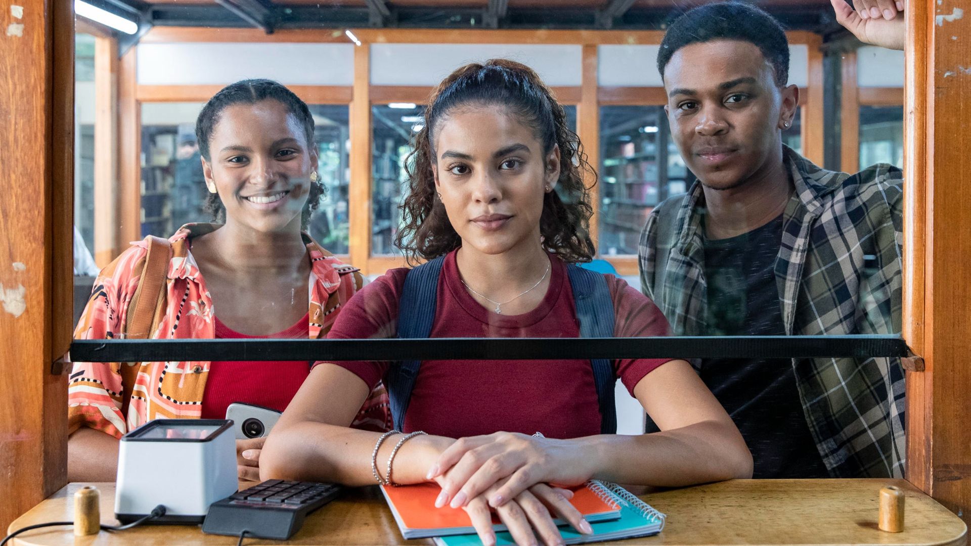 Bella (Clara Serrão), Jenifer (Bella Campos) e Yuri (Jean Paulo Campos). (Foto: Reprodução / Globo)