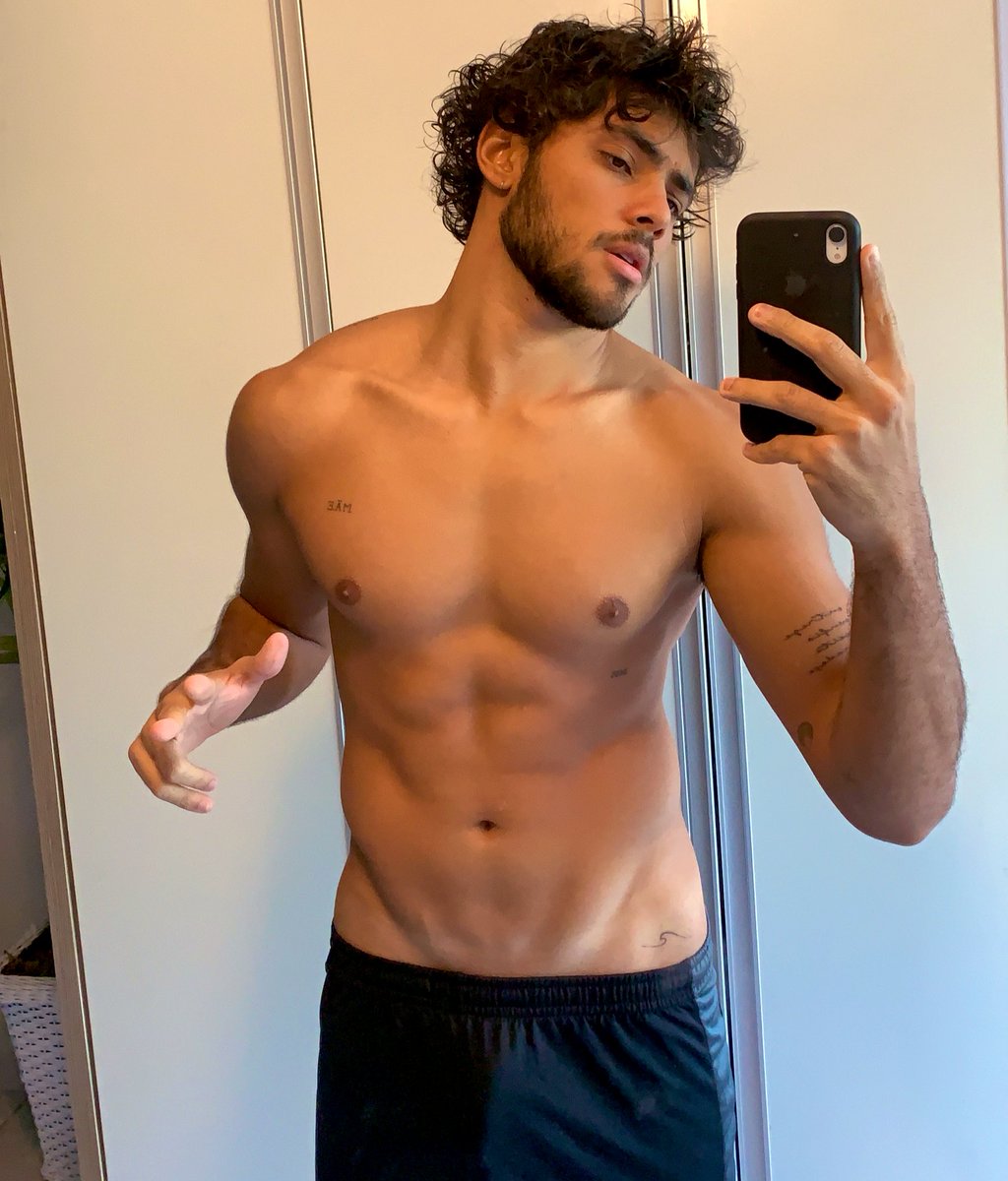 Gabriel Fuentes publicou a primeira foto pelado no Onlyfans (Reprodução - Twitter)