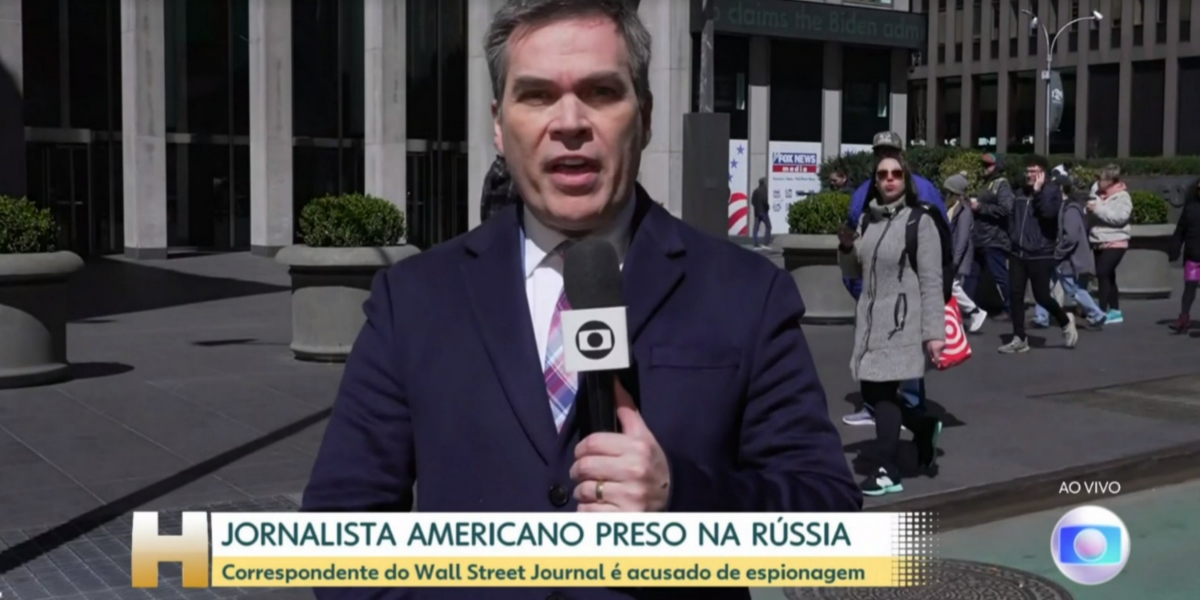 O repórter Ismar Madeira em frente à sede do Wall Street Journal (Foto: Reprodução/TV Globo)