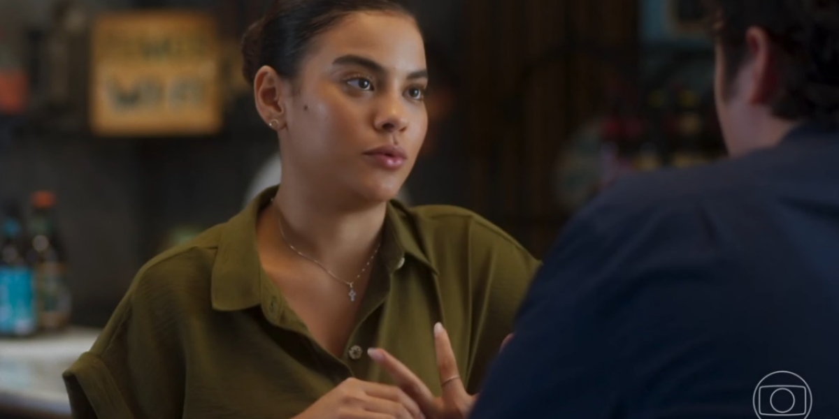 Jenifer usando camisa verde em cena da novela Vai na Fé