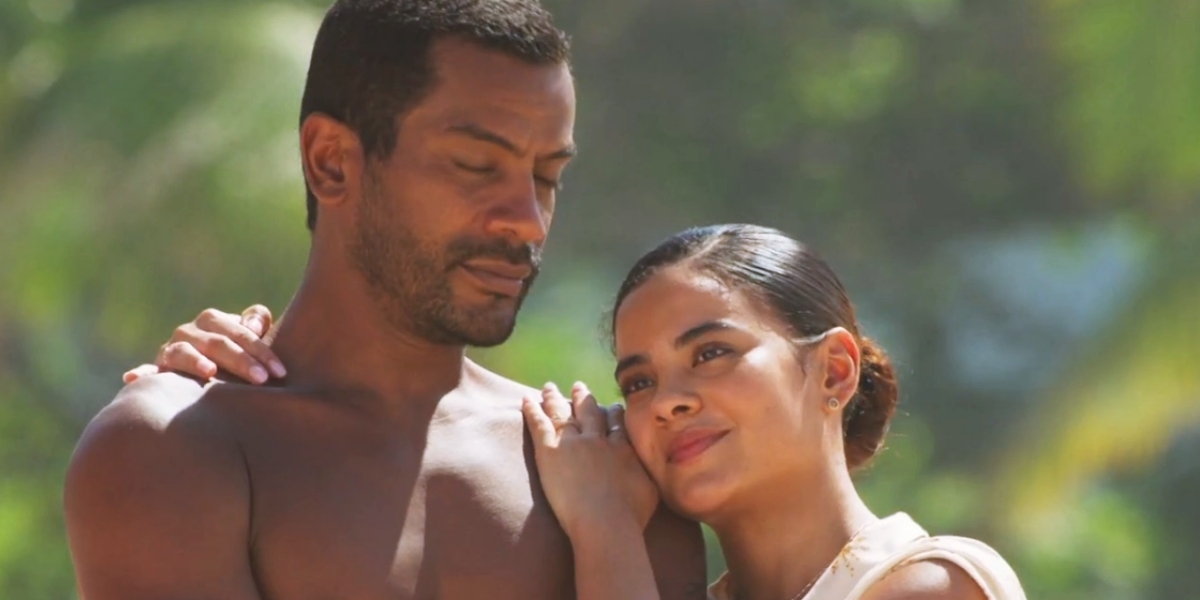 Ben e Jenifer em Vai na Fé abraçados na praia