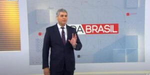 O jornalista sempre entra na matéria e costuma se envolver direto com o assunto (Reprodução: Bora Brasil/ Band)