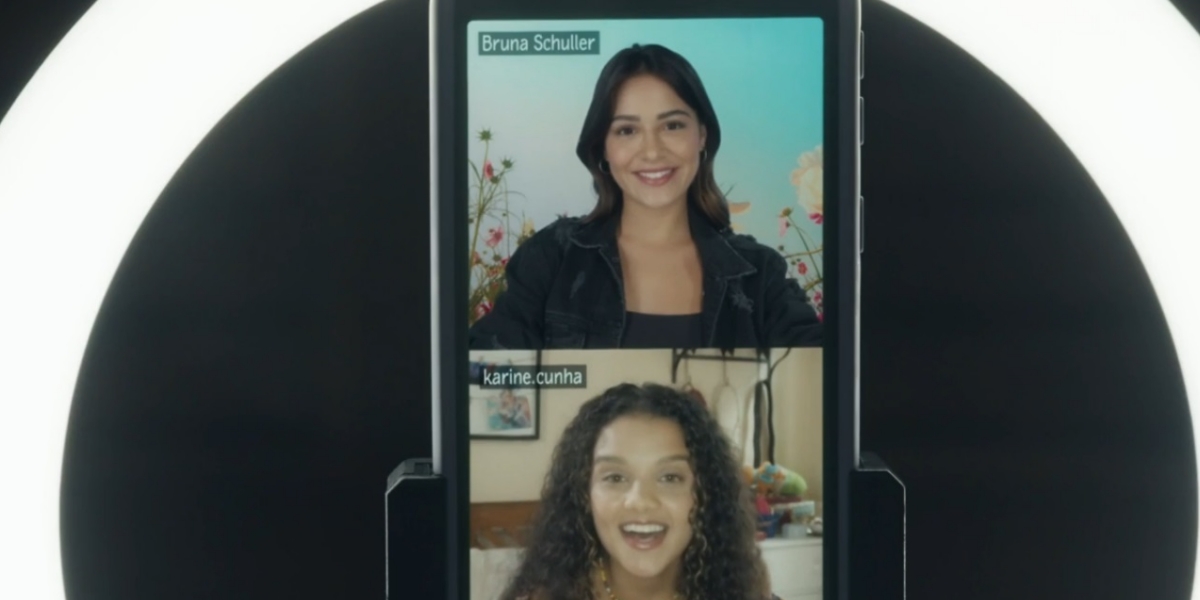 Na imagem da novela Travessia a personagem Karina surge conversando por meio de tela do celular com Bruna