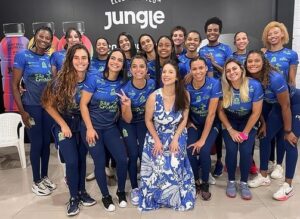 Key Alves com as jogadoras do Osasco (Foto: Reprodução / Instagram)