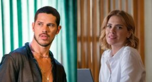 Lui (José Loreto) e Lumiar (Carolina Dieckmann) em Vai na Fé (Foto: Reprodução / Globo)