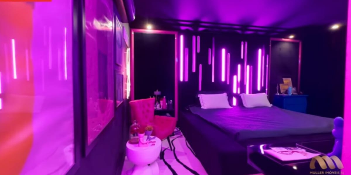 O famoso quarto do sex0 com temática e paredes roxas (Reprodução: Youtube)
