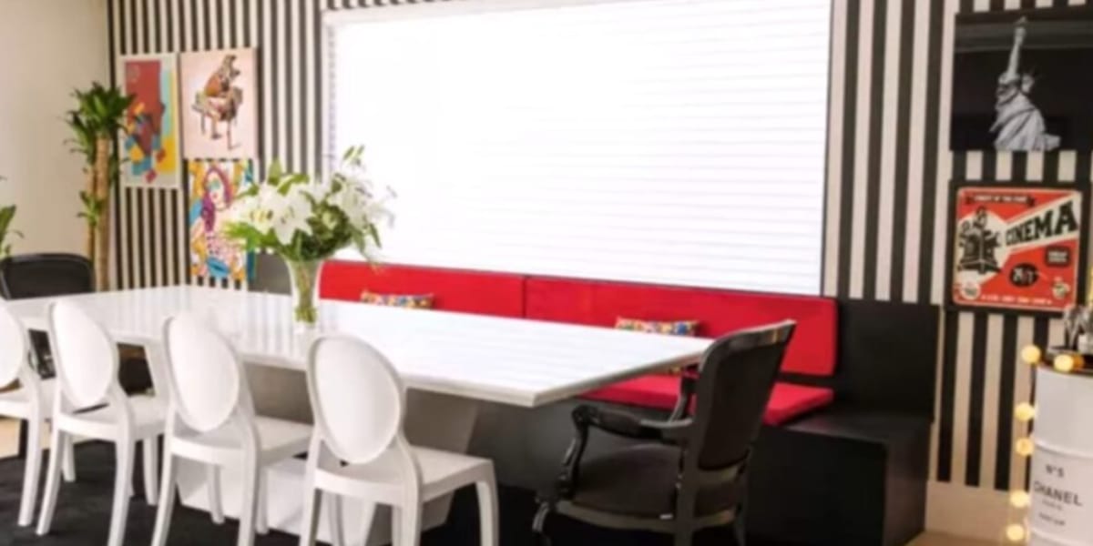 Mesa de jantar com poltronas aconchegantes (Reprodução: Youtube)