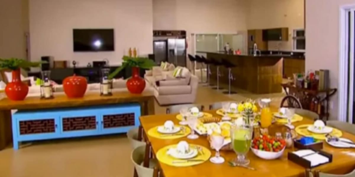 Sala de jantar em ambiente integrado com a sala de estar e cozinha (Reprodução: SBT)