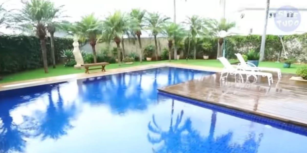 Piscina absurda, com muita área de lazer e bastante espaço para os amigos e familiares (Reprodução: Youtube)