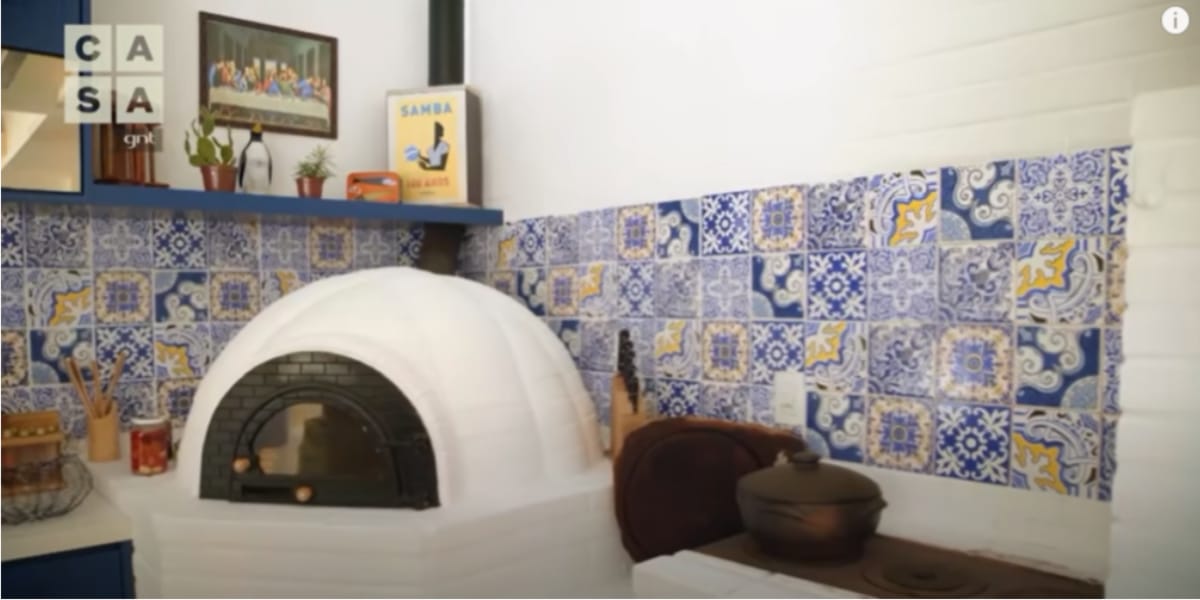 O forno à lenha, no canto da parede na bela cozinha de Diogo Nogueira (Reprodução: Youtube)