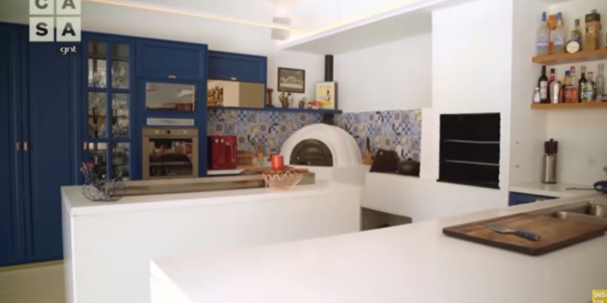 A cozinha do cantor, com churrasqueira (Reprodução: Youtube)