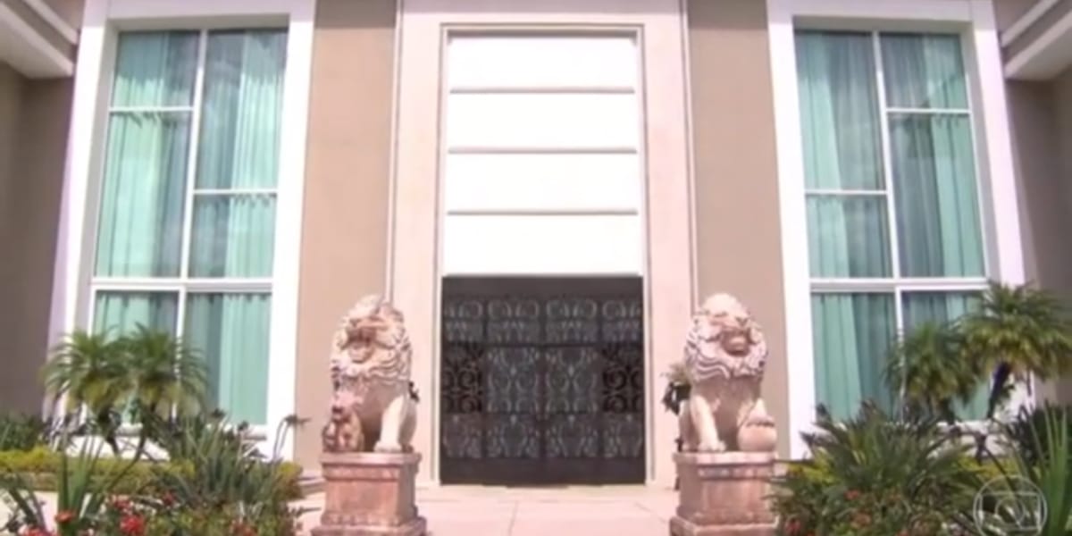 Porta de entrada da mansão de Luciano Camargo parece de palácio (Reprodução: Youtube)