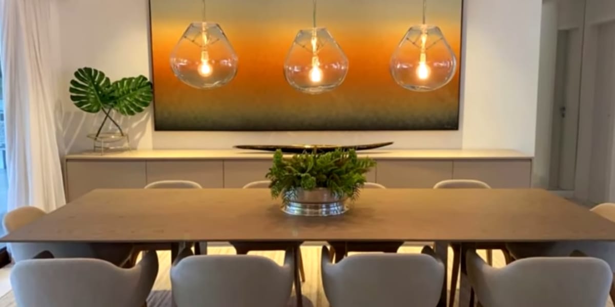 Mesa de jantar em ambiente integrado (Reprodução: Youtube)