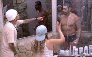 MC Guimê, Bruna Griphao e Cara de Sapato no BBB 23; conversa terminou em gritaria no banheiro (Foto: Reprodução / Globoplay)