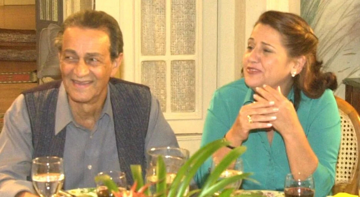 Mara Manzan fazi par romântico com Nelson Xavier (Foto Reprodução/Internet)