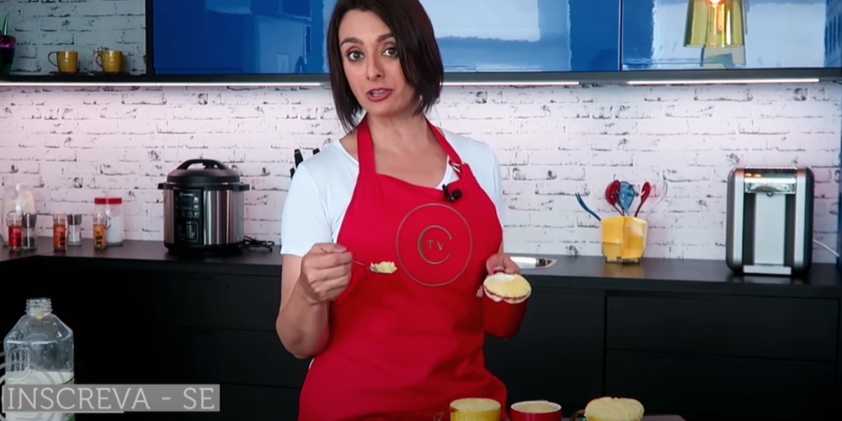 Catia Fonseca ensina receita de bolo de caneca sucesso no Youtube (Foto: Youtube)