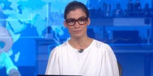 Renata Vasconcellos nos estúdios do Jornal Nacional (Reprodução: Globo)