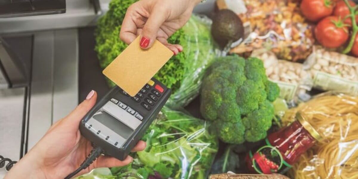 Brasileiros se queixam de que o benefício do Vale Alimentação não dura o mês todo e uma pesquisa aponta os motivos (Foto Reprodução/Internet)