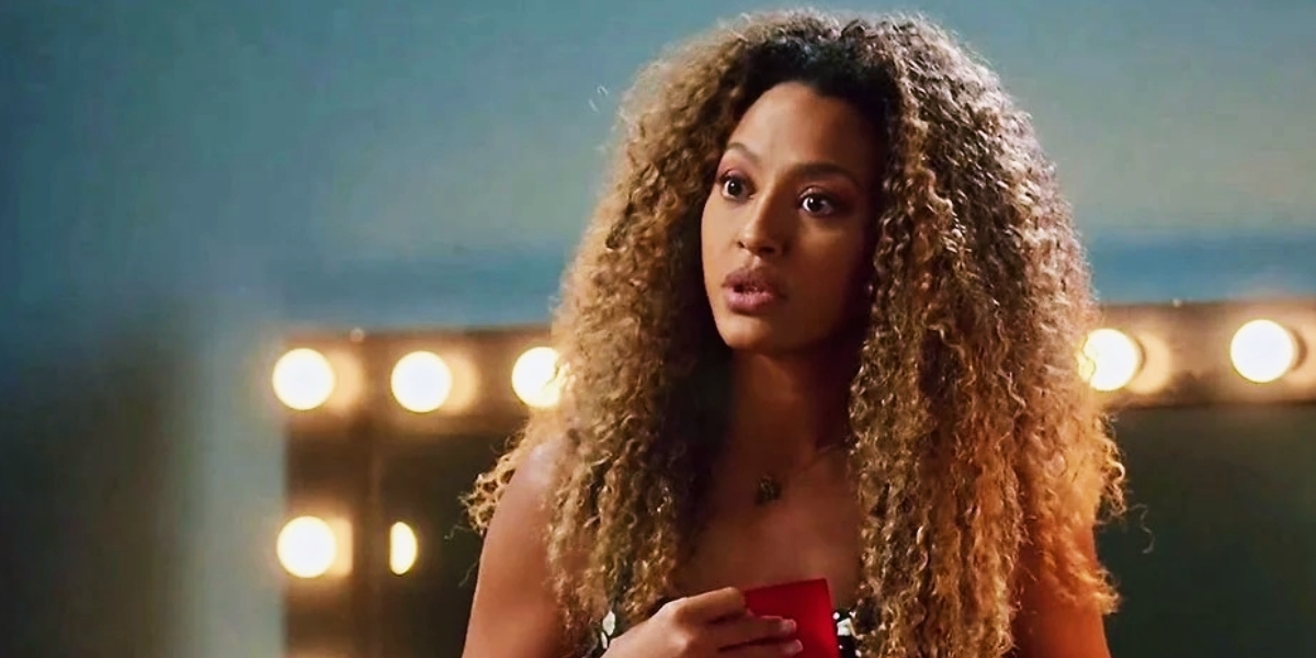 Sol, mulher negra com cabelo longo e cacheado, em cena da novela Vai na Fé 