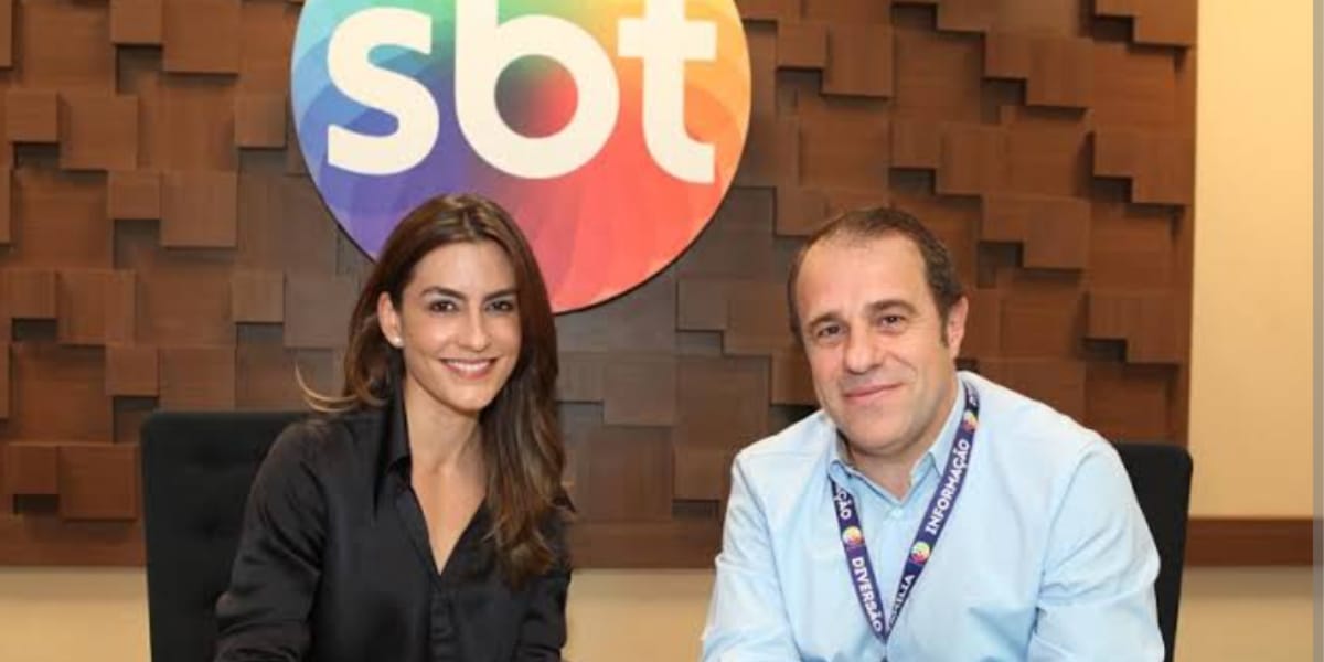 A apresentadora assinando contrato com o SBT (Reprodução: SBT)