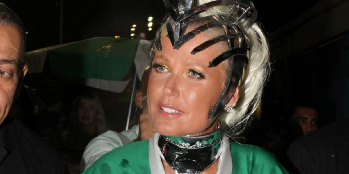 Xuxa ficou muito triste com emissora na Sapucaí (Foto: AgNews)