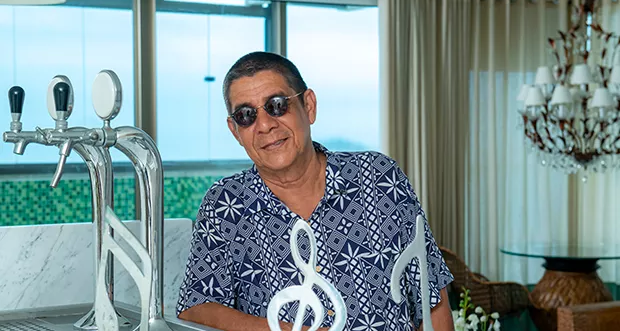 Zeca Pagodinho é dono de duplex luxuoso que possui até canto para orar (Foto: Fábio Cordeiro/ Ed. Globo)