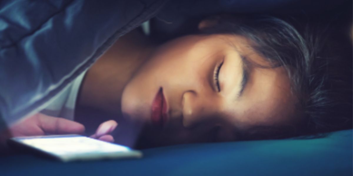 Dormir con el móvil debajo de la almohada provoca cáncer