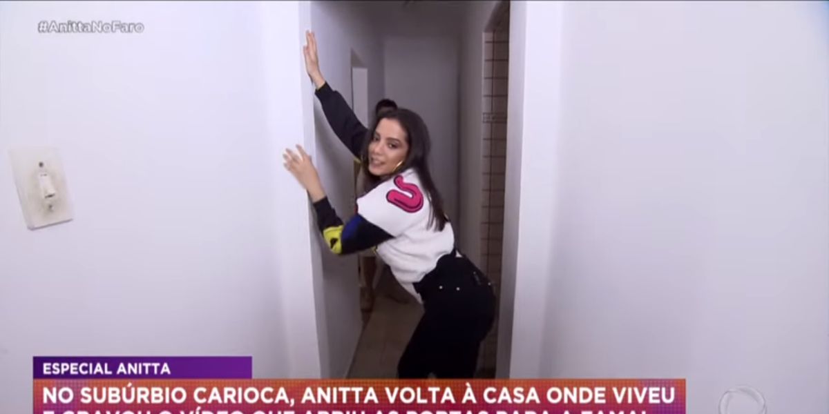 Anitta no hall de sua casa (Reprodução a hora do faro)