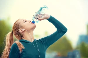 Beber muita água é muito benefíco a saúde - Foto Reprodução Internet