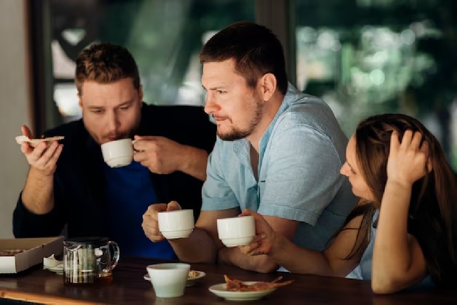 Trabalhadores tomando café durante o dia (Foto: Reprodução/ Internet)