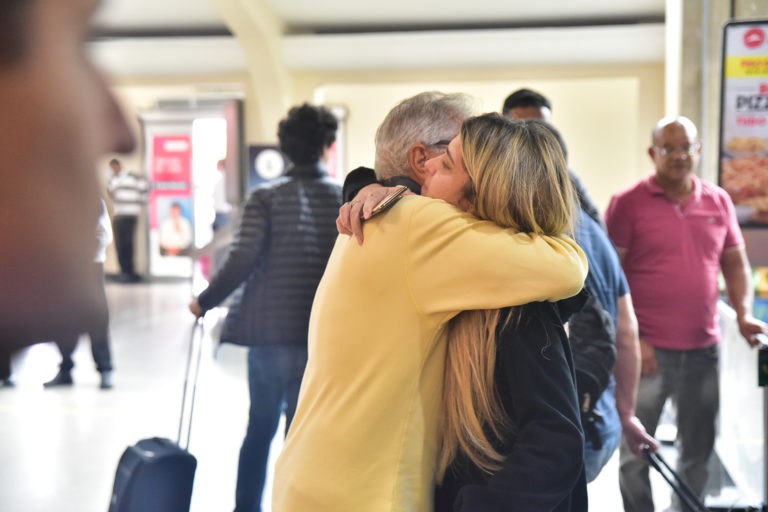 Carlos Alberto é flagrado em aeroporto com a filha (Foto: Reprodução/ Internet)