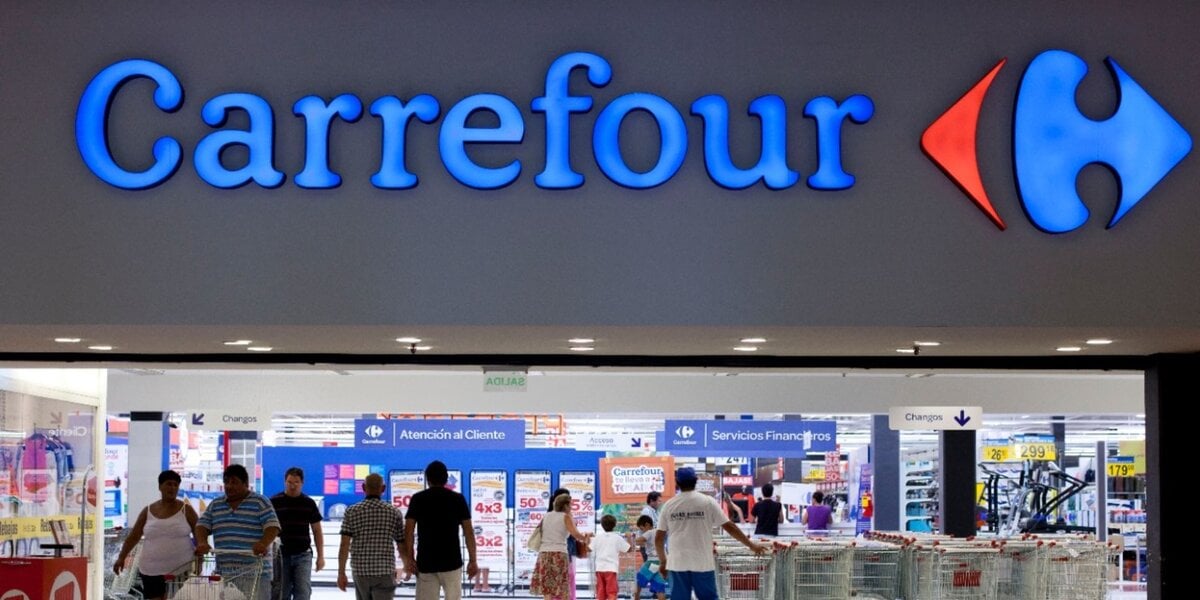 Fachada da rede de hipermercados Carrefour (Foto: Reprodução / Internet)