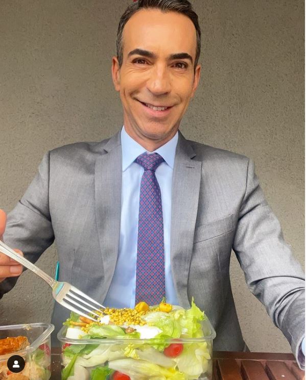 César Tralli nos estúdios do jornal da Globo comendo marmita cheia de salada - Foto Reprodução Internet