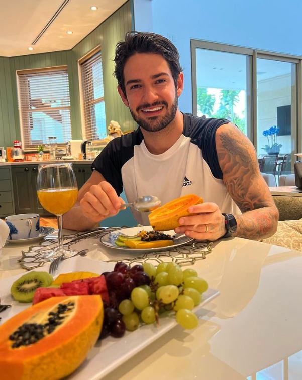 Cozinha da mansão de Alexandre Pato e sua esposa, Rebeca Abravanel, localizada em um dos condomínios da rede Alphaville, em uma região nobre - Foto Reprodução Instagram