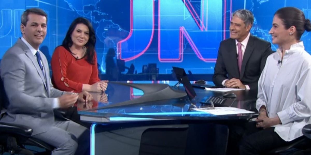 Fábio com Renata Vasconcellos e William Bonner na bancada do Jornal Nacional. (Foto: Reprodução / TV Globo)