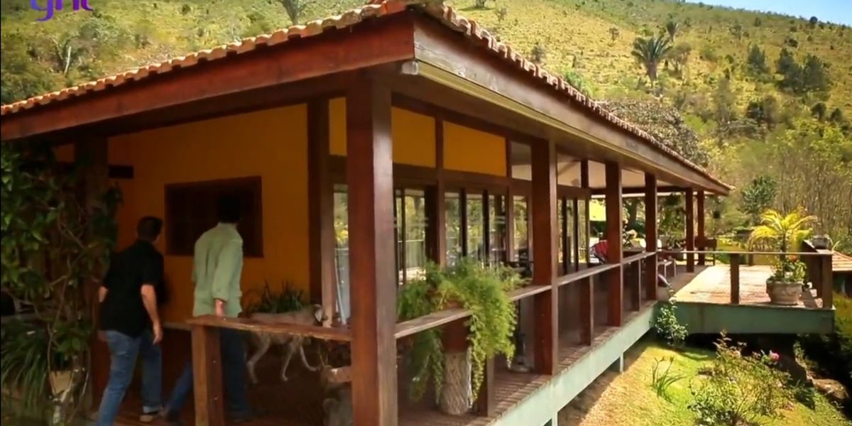 Fachada da Fazenda absurda de Marcos Palmeira, de 200 hectares, em Teresópolis, Rio de Janeiro - Foto Reprodução Internet