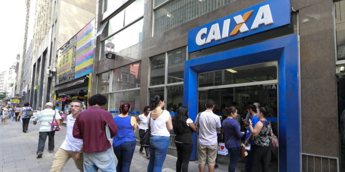 Fila em frente a agência da Caixa Econômica Federal - Foto Reprodução Internet