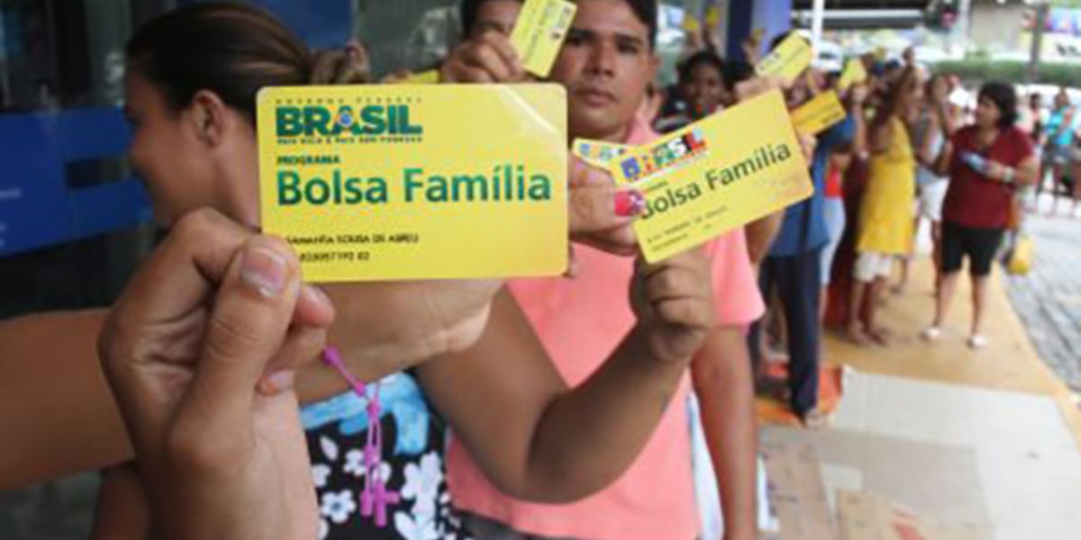 Fila para sacar bolsa Família - Foto Reprodução Internet