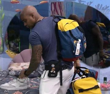 Cezar Black arruma sua malar no BBB 23 (Foto: Reprodução, Globo)