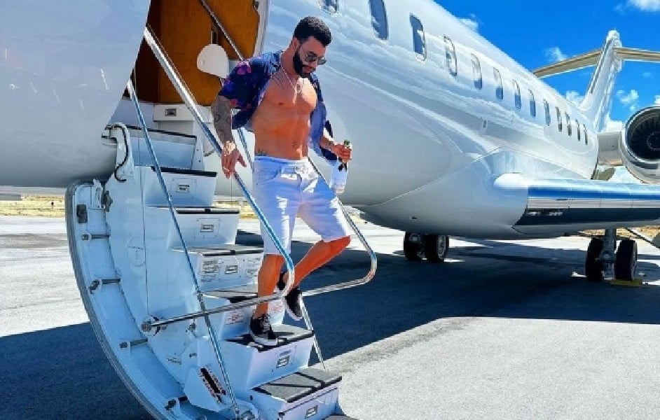 Gusttavo Lima saindo do seu jatinho (Foto: Reprodução/ Internet)