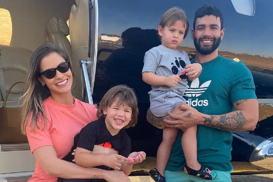 Gusttavo Lima ao lado da esposa Andressa Suita e dos dois filhos (Foto: Reprodução/ Internet)