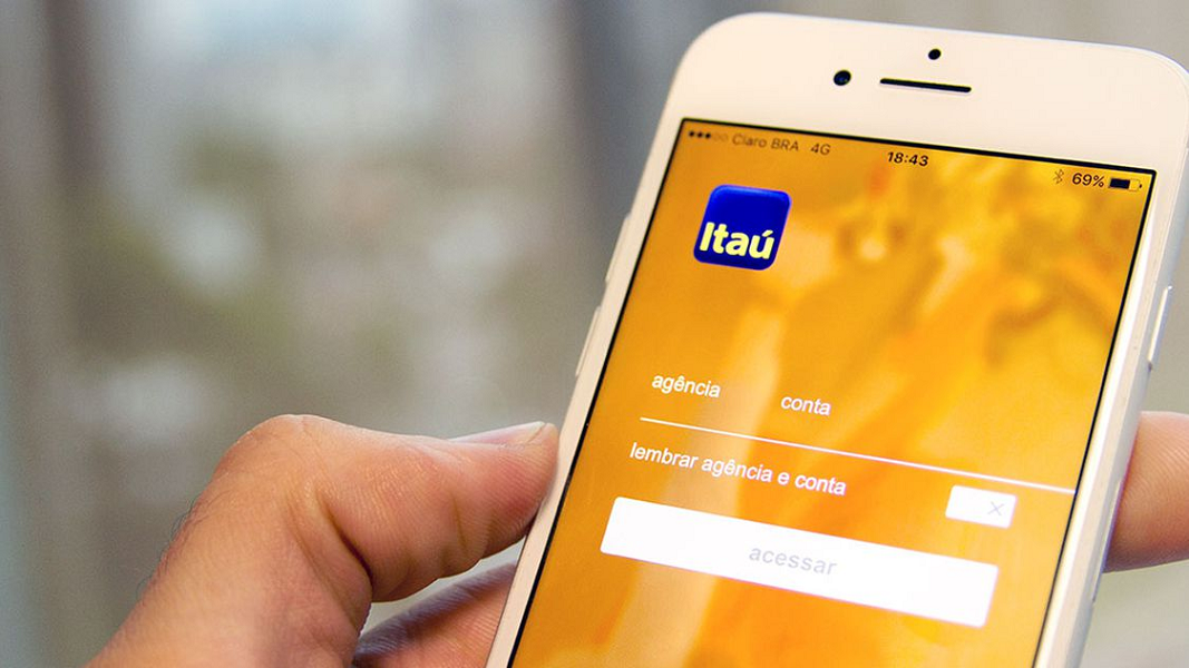 Celular com aplicativo do banco Itaú aberto - Foto Reprodução Internet