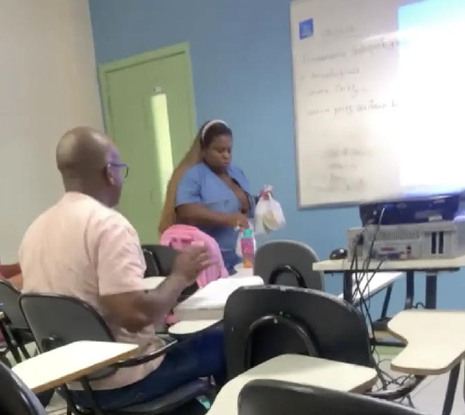 A cantora distribuiu amendoim na sala de aula para os colegas de classe (Foto: Reprodução/ Internet)