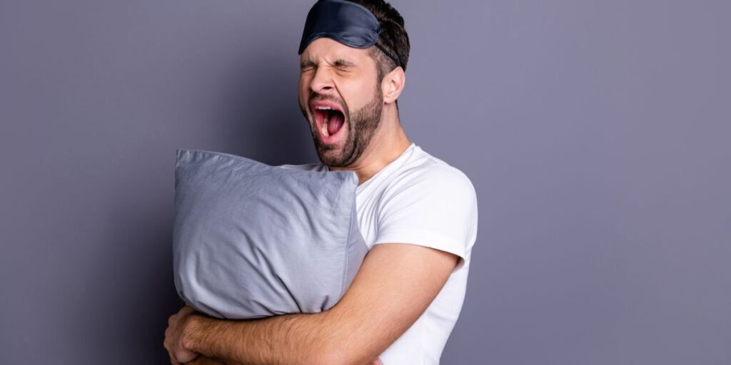 Pessoa pronta para dormir e bocejando com difuculdade para pegar no sono - Foto Reprodução Internet